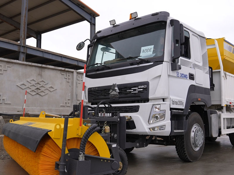 Цас цэвэрлэгээ, давс, бодис цацах зориулалттай 10 машиныг хүлээн авлаа